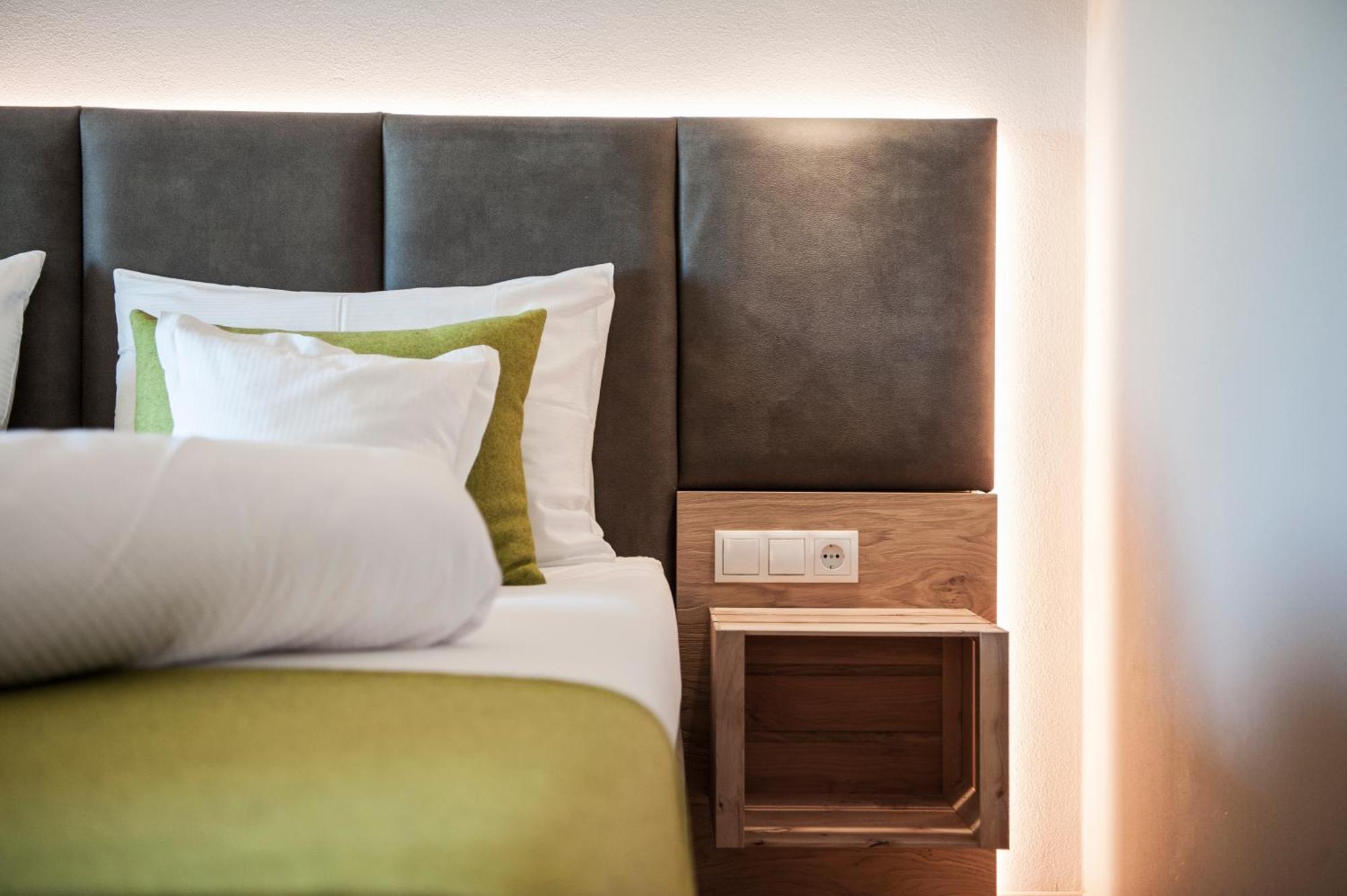 Hotel Pfeiss Lana Bagian luar foto