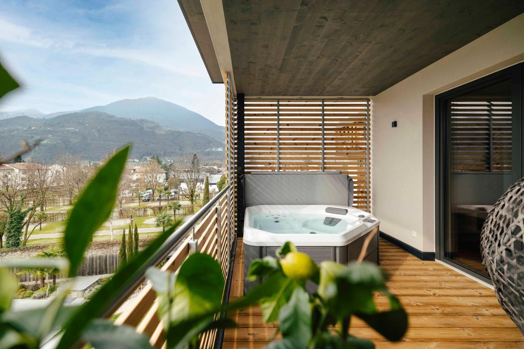 Hotel Pfeiss Lana Bagian luar foto