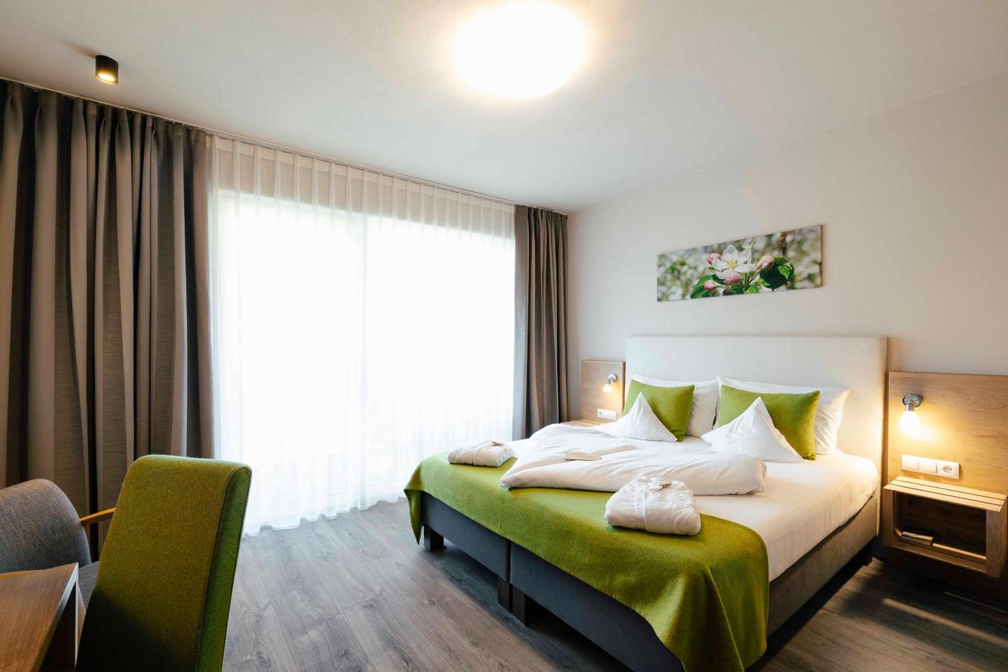 Hotel Pfeiss Lana Bagian luar foto