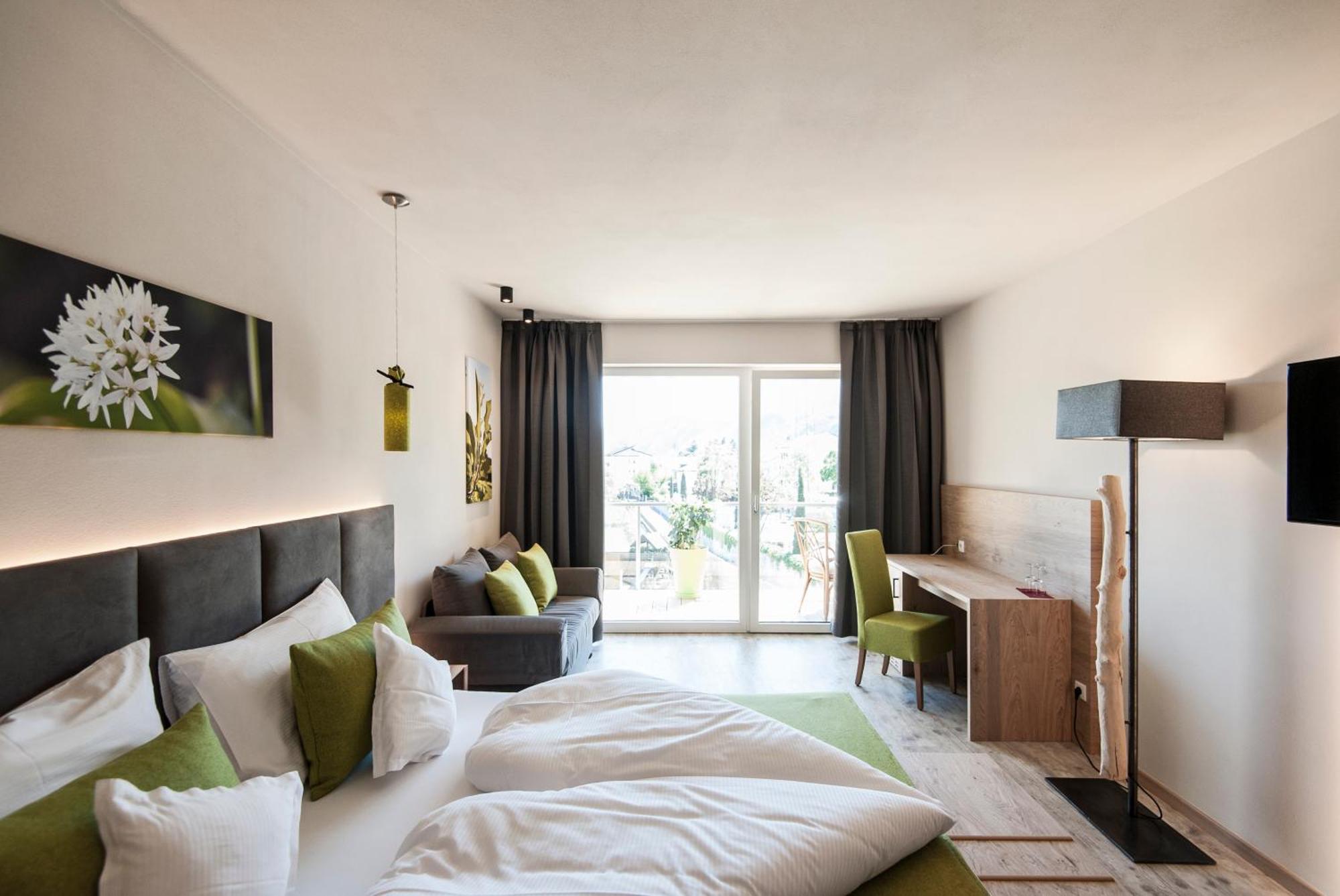 Hotel Pfeiss Lana Bagian luar foto