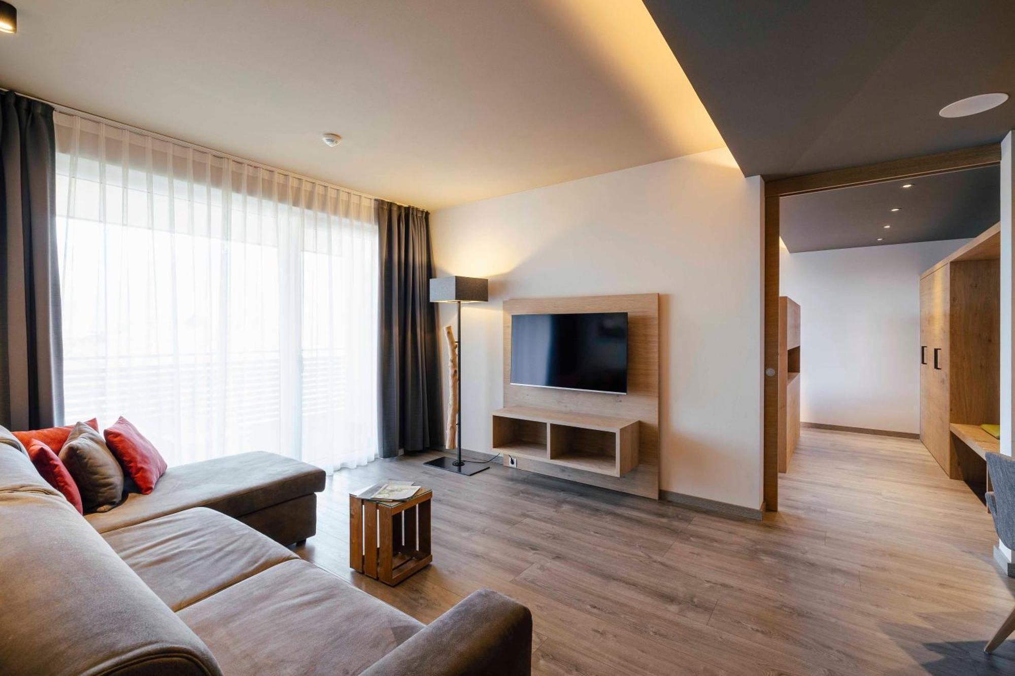 Hotel Pfeiss Lana Bagian luar foto