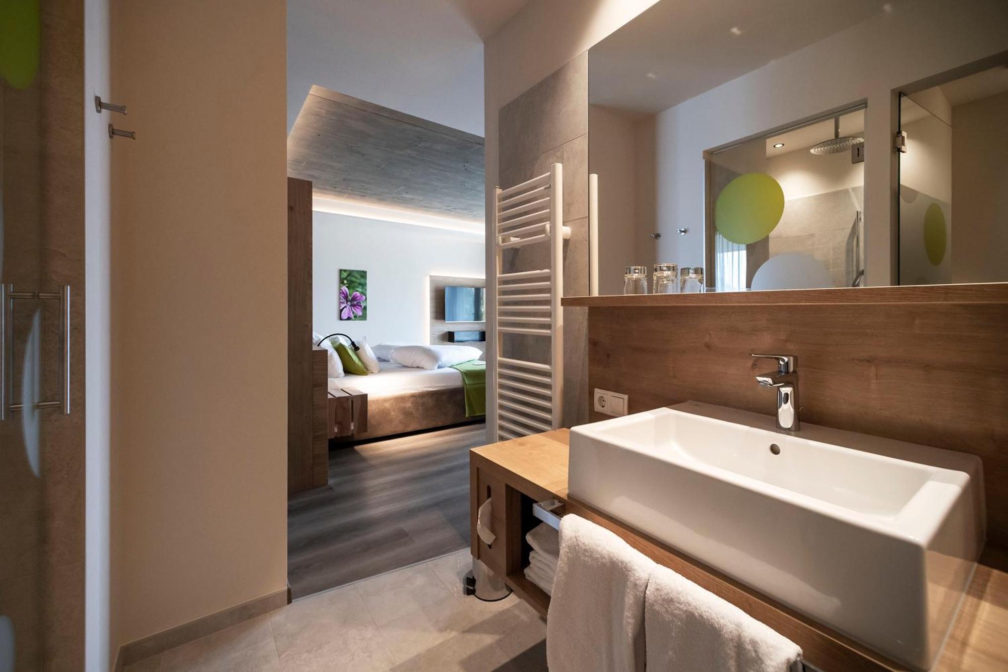 Hotel Pfeiss Lana Bagian luar foto
