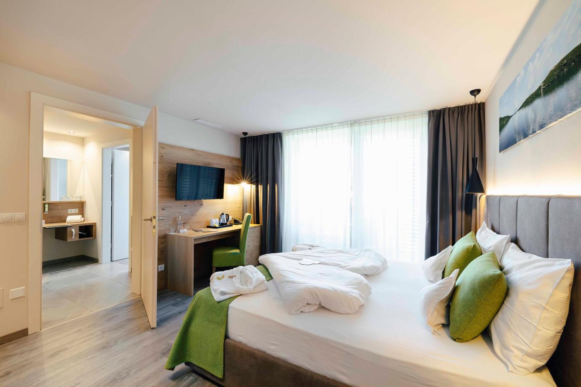 Hotel Pfeiss Lana Bagian luar foto
