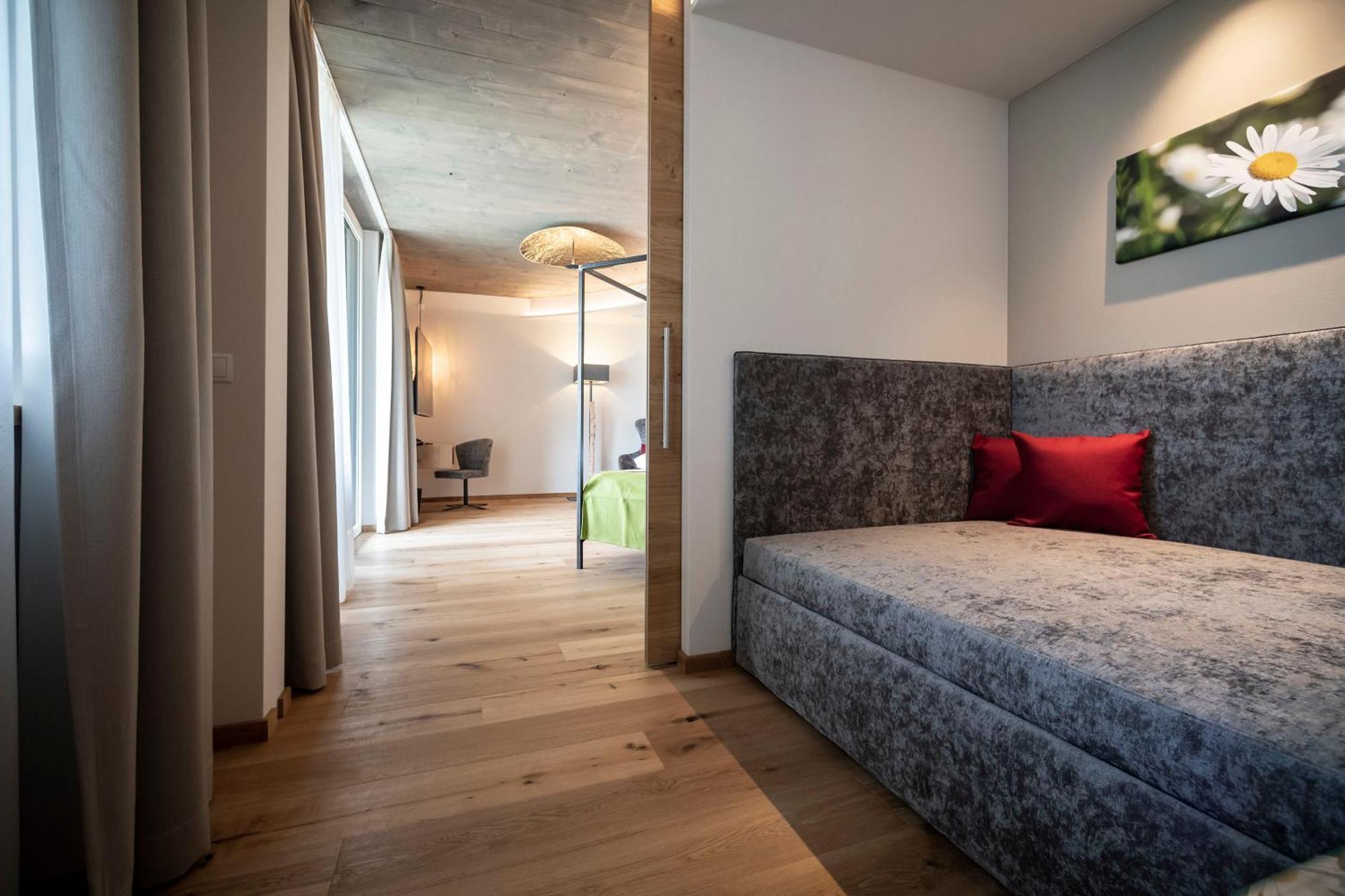 Hotel Pfeiss Lana Bagian luar foto