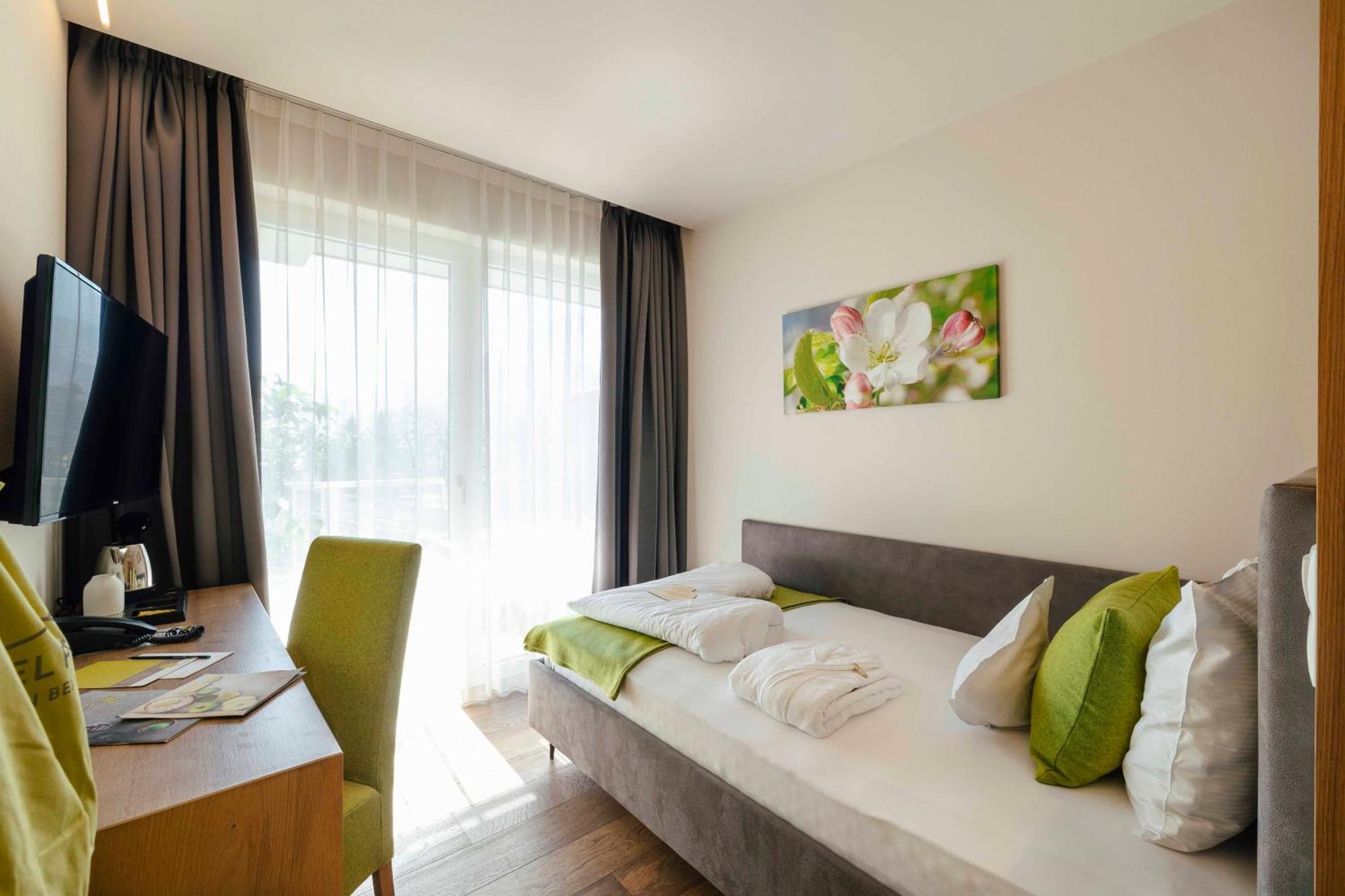 Hotel Pfeiss Lana Bagian luar foto