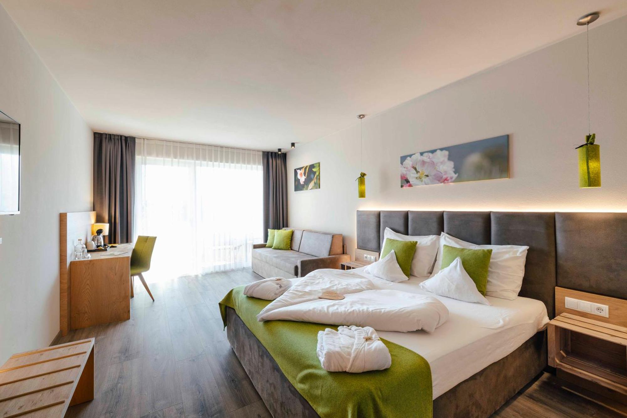 Hotel Pfeiss Lana Bagian luar foto
